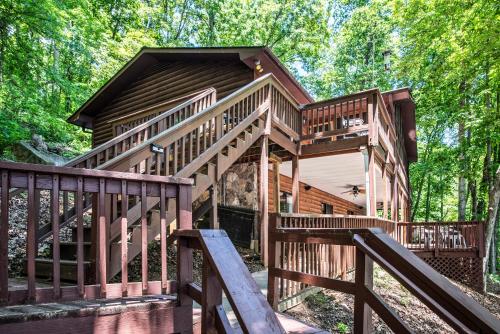 Μπαλκόνι ή βεράντα στο Dogwood Cabin w Dock