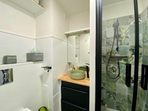 une petite salle de bain avec un lavabo et une douche dans l'établissement Studio cabine rénové à 250m de l'étang de Thau avec jardinet et parking privé - FR-1-604-3, à Mèze