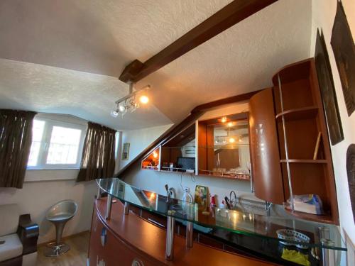 Kuhinja ili čajna kuhinja u objektu Loft with Pool Table