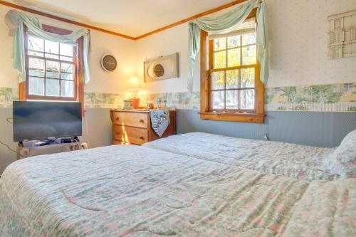 una camera con un grande letto e due finestre di Less Than 1 Mi to Sea Street Beach Dennis Port Home! a Dennis Port