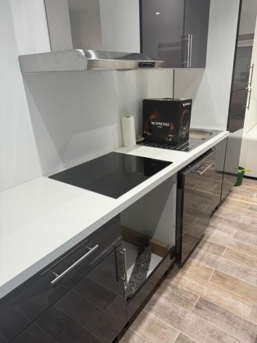 une cuisine avec un comptoir blanc et un appareil dans l'établissement Bel appartement rénové 4 personnes proche plage et toutes commodités, à Six-Fours-les-Plages