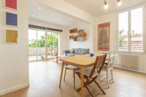 - une salle à manger et un salon avec une table et des chaises en bois dans l'établissement Le Duplex des Terrasses, à Marseille
