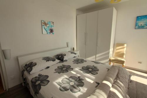 Apartments Cervelin في لوبود: غرفة نوم بها سرير عليه زهور