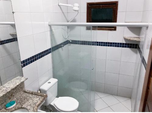 ein Bad mit einer Glasdusche und einem WC in der Unterkunft Villa Nevada Hostel in Bananeiras