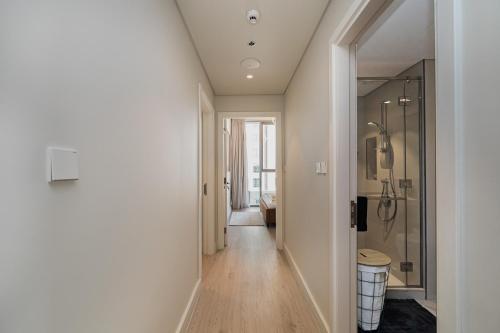- un couloir dans la salle de bains pourvue d'une douche et de toilettes dans l'établissement Burj Khalifa view & Creek sea view, à Dubaï