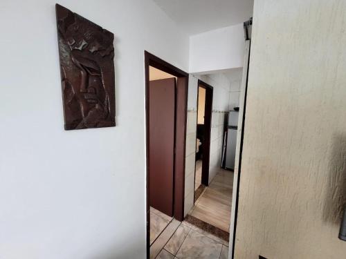 a hallway with a door and a mirror on a wall at AP Econômico do Kilo in Cabo Frio
