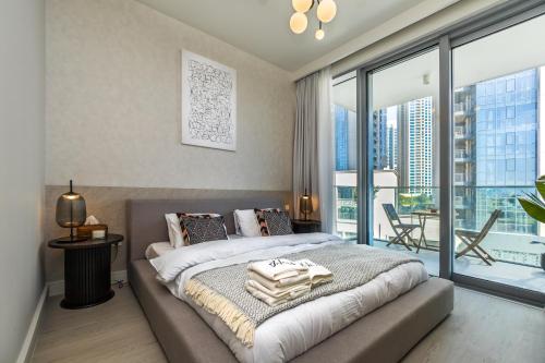 une chambre avec un lit et une grande fenêtre dans l'établissement Burj Khalifa view & Creek sea view, à Dubaï