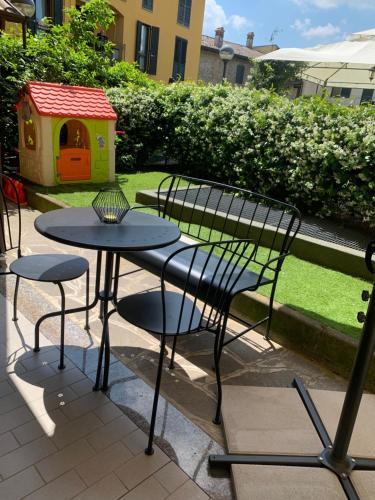 una mesa y dos sillas y una casa para perros en Jasmine garden apartment, en Capriate San Gervasio
