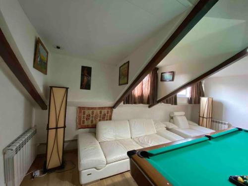 Krevet ili kreveti u jedinici u objektu Loft with Pool Table