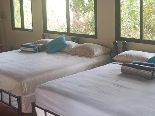 Un pat sau paturi într-o cameră la La Roca- Cabañas de montaña