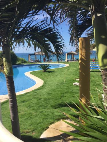 Πισίνα στο ή κοντά στο Manta Raya Hotel - right on the beach