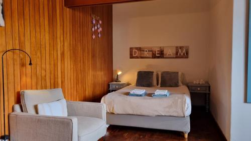 une chambre avec un lit et une chaise dans l'établissement Studio DOWNTOWN, à Porto