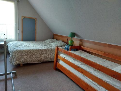 une chambre avec deux lits et une fenêtre dans l'établissement L' Albizia, à Sarzeau