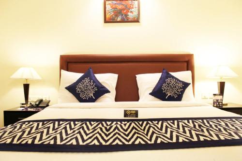 Ein Bett oder Betten in einem Zimmer der Unterkunft OYO 1240 Hotel La Residence