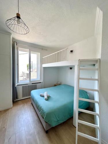 une chambre avec un lit superposé et une échelle dans l'établissement Charmant 2 chambres 2 salles de bain, à Besançon
