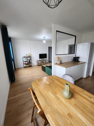 une cuisine et une salle à manger avec une table en bois dans l'établissement Le Montreuillois ! Parking privé et Métro à proximité, à Montreuil