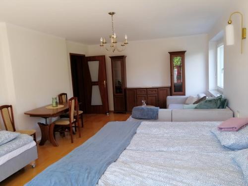 Кровать или кровати в номере Pokoje nad jeziorem Gdańsk