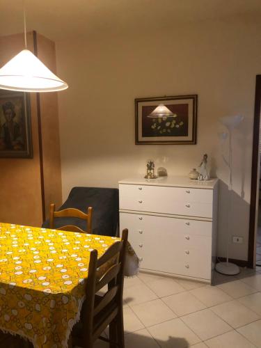 jadalnia ze stołem i komodą w obiekcie Il Castello w mieście CastellʼArquato