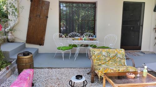 een patio met een tafel en stoelen in een kamer bij Stomio 4 Seasons Relaxing Apartment in Stómion