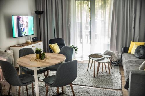 Apartament ,szeregowy domek obok lasu z tarasem i dwoma sypialniami , 800 metrów od plaży