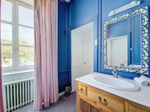 une salle de bain avec un lavabo et un miroir dans l'établissement Belle maison de famille, à Cherbourg en Cotentin