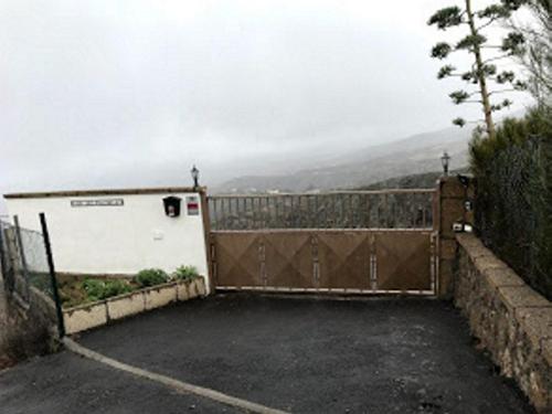 Puerta a un garaje con vistas a la montaña en Finca Las Polinarias Casa Cueva en Fasnia en Santa Cruz de Tenerife