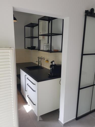 Virtuvė arba virtuvėlė apgyvendinimo įstaigoje Modern apartment cologne
