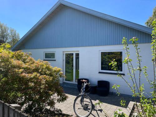 a bike parked in front of a house at Velkommen til Vibereden in Hundested