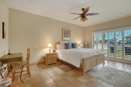 Postel nebo postele na pokoji v ubytování La Quinta Tennis Villa steps to the resort!