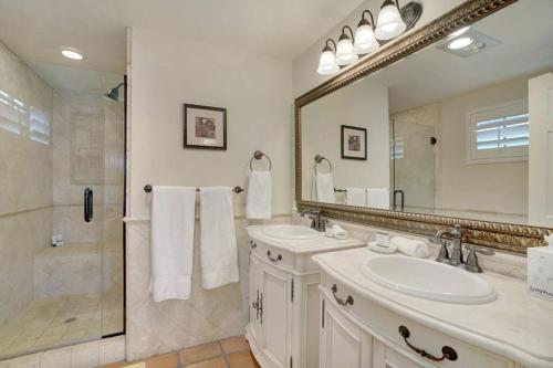 Koupelna v ubytování La Quinta Tennis Villa steps to the resort!