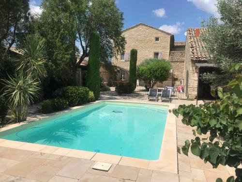 une piscine devant une maison dans l'établissement Clos de l'Abba, à Gordes
