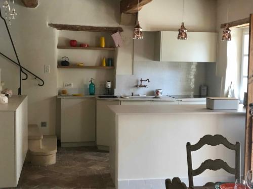 une cuisine avec un évier et un plan de travail dans l'établissement Clos de l'Abba, à Gordes