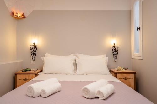 a bedroom with a bed with two towels on it at Feel Filoti in Philotium