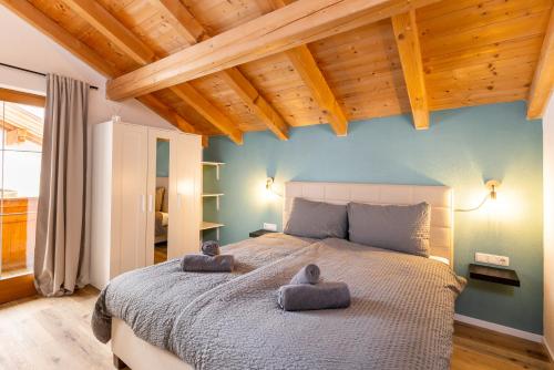 拉迪斯的住宿－Jägerlodge Apartments，一间卧室配有一张大床和两条毛巾