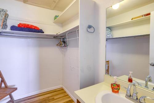 ein Bad mit einem Waschbecken und einem Spiegel in der Unterkunft Waterfront Cedar Key Duplex Home with Private Dock! in Cedar Key