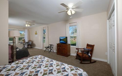1 dormitorio con 1 cama y ventilador de techo en Farmhouse Retreat, en Sevierville