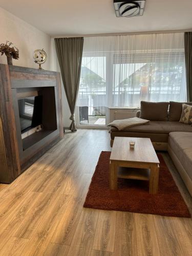 ein Wohnzimmer mit einem Sofa und einem Couchtisch in der Unterkunft Rheinblick Appartements in Remagen