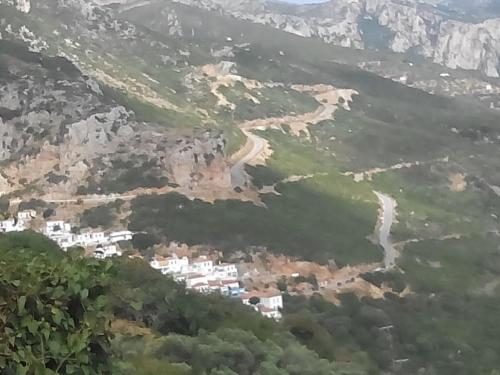 a view of a village in the mountains at To Palio Kamini in Velanídhia