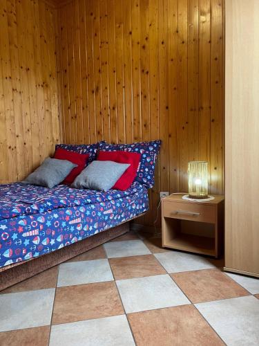 ein Schlafzimmer mit einem Bett und einem Tisch mit einer Lampe in der Unterkunft Roby 45 in Mrzeżyno