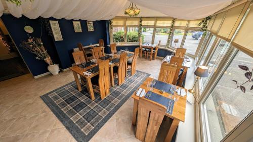 einen Blick über ein Restaurant mit Tischen und Stühlen in der Unterkunft The Abbotsford in Callander