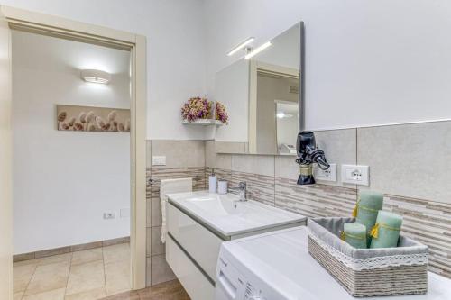 a bathroom with a sink and a mirror at Casa Dandari in Torre San Giovanni Ugento