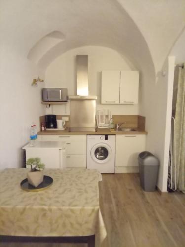 Il comprend une cuisine avec une table et un évier. dans l'établissement Studio en Haute-Corse, à Muro