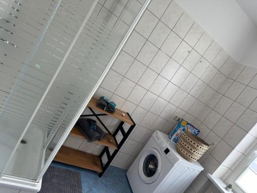 an overhead view of a bathroom with a toilet at Innenstadtoase im Herzen Torgelows in Torgelow