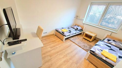 Una cama o camas en una habitación de Na Jezérkách