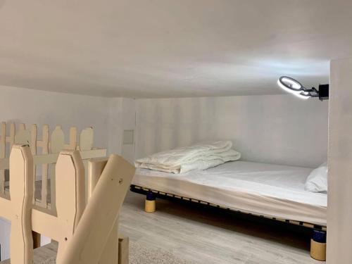une chambre avec deux lits superposés et une lampe dans l'établissement Studio cosy 2 pers en plein centre avec balcon, à Le Touquet-Paris-Plage