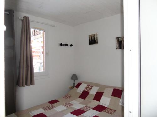 une chambre avec un lit et une fenêtre dans l'établissement Résidence Thabor - 2 Pièces pour 4 Personnes MAE-8574, à Modane