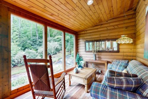 Χώρος καθιστικού στο Misty Falls Hideaway