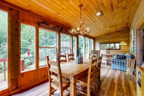 Φωτογραφία από το άλμπουμ του Misty Falls Hideaway σε Glenville