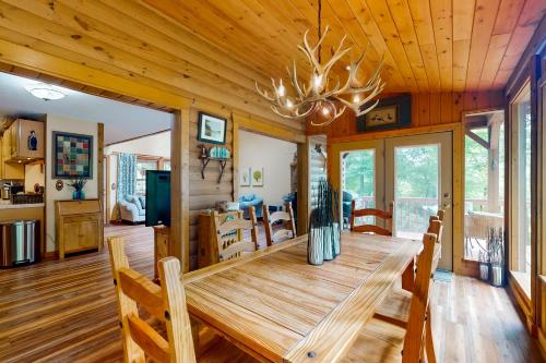 Φωτογραφία από το άλμπουμ του Misty Falls Hideaway σε Glenville