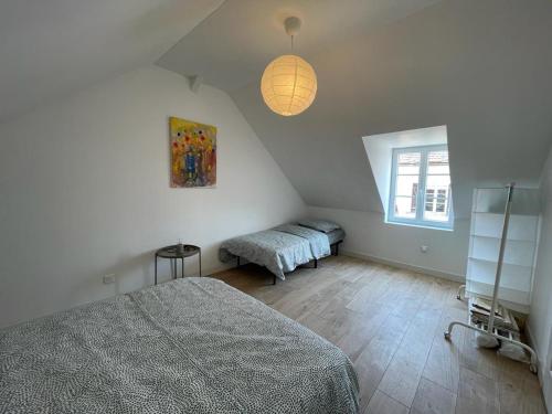 une chambre avec deux lits et une fenêtre dans l'établissement Jolie maison avec jacuzzi 10 pers, parc Astérix, à Cinqueux